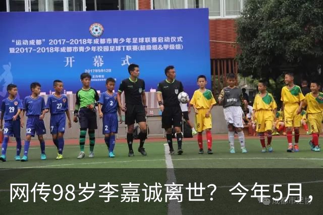 网传98岁李嘉诚离世？今年5月，他在太平山顶观景台，驾驶电动代步车欣赏维港景色