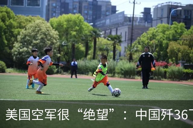 美国空军很“绝望”：中国歼36飞跃2万米高度，F22连影子都够不到